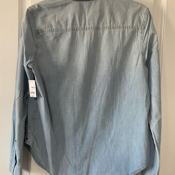 Gap 1969 Women’s Chambray Button Shirt M NWT - Picture 2 of 5